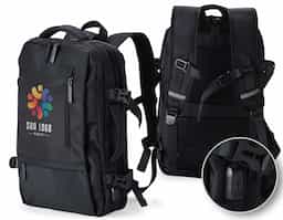 Mochila de nylon 20 litros com quatro compartimentos, sendo o principal com bolso para notebook 15,6 e tablet 12,4. Com divisórias internas para acessórios e porta chave, a mochila possui adaptador USB externo, alça para encaixe em malas de viagem, alças de compensação, duas alças de mãos, área costada com revestimento espumado e alças para as costas com faixas refletivas e revestimento espumado 44x28x17