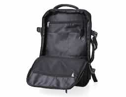 Mochila de nylon 20 litros com quatro compartimentos, sendo o principal com bolso para notebook 15,6 e tablet 12,4. Com divisórias internas para acessórios e porta chave, a mochila possui adaptador USB externo, alça para encaixe em malas de viagem, alças de compensação, duas alças de mãos, área costada com revestimento espumado e alças para as costas com faixas refletivas e revestimento espumado 44x28x17