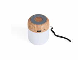 Caixa de som multimídia com luzes, material plástico. Operante nos modos Bluetooth, rádio FM, pen drive e cartão TF (MicroSD). Base antiderrapante. Acompanha cabo USB e cordão de nylon