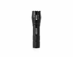 Lanterna led recarregável com zoom de regulagem e três estágios de iluminação, material metálico. Acompanha cordão de nylon e cabo USB-V8