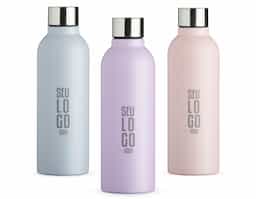 Garrafa de 800ml em inox com acabamento fosco e tampa rosqueável, oferecendo praticidade e segurança no transporte. Possui design funcional e boa capacidade para o consumo diário de água, sendo uma opção útil para ambientes corporativos, deslocamentos e rotina diária.