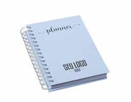 Planner anual em percalux com calendários mensais e semanais. Não possui datas fixas. Além dos calendários o planner contém páginas de identificação, roda da vida, datas importantes, senhas e acessos, contatos, metas anuais, planejamento anual, livros para ler, filmes para ver, minhas séries, controle financeiro, metas financeiras, despesas previstas, contas parceladas, saúde financeira, cuidados com a saúde, meu ano em pixel, e uma parte especial pets para registrar as informações, cuidados, compromissos, cronograma alimentar, vermífugos e vacinas