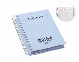 Planner anual em percalux com calendários mensais e semanais. Não possui datas fixas. Além dos calendários o planner contém páginas de identificação, roda da vida, datas importantes, senhas e acessos, contatos, metas anuais, planejamento anual, livros para ler, filmes para ver, minhas séries, controle financeiro, metas financeiras, despesas previstas, contas parceladas, saúde financeira, cuidados com a saúde, meu ano em pixel, e uma parte especial pets para registrar as informações, cuidados, compromissos, cronograma alimentar, vermífugos e vacinas