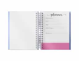 Planner anual em percalux com calendários mensais e semanais. Não possui datas fixas. Além dos calendários o planner contém páginas de identificação, roda da vida, datas importantes, senhas e acessos, contatos, metas anuais, planejamento anual, livros para ler, filmes para ver, minhas séries, controle financeiro, metas financeiras, despesas previstas, contas parceladas, saúde financeira, cuidados com a saúde, meu ano em pixel, e uma parte especial pets para registrar as informações, cuidados, compromissos, cronograma alimentar, vermífugos e vacinas