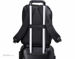 Mochila de nylon 23 Litros com 3 compartimentos, sendo o principal com bolso para notebook 15,6. Com divisórias internas para acessórios, a mochila possui bolso lateral, suporte externo USB e alça para encaixe em malas e viagens.41x30x19