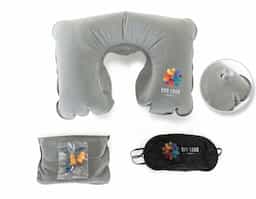  Kit viagem com 3 peças, contém: travesseiro inflável(revestido de veludo), máscara para olhos de cetim(revestido com espuma) e um par de protetor auricular. Travesseiro colorido, máscara sempre preta e protetor sempre laranja. Acompanha uma necessaire colorida de veludo para guardar o kit.