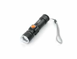 Lanterna led recarregável com zoom de regulagem e três estágios de iluminação, material metálico. Acompanha cordão de nylon e cabo USB-V8.