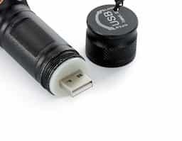 Lanterna led recarregável com zoom de regulagem e três estágios de iluminação, material metálico. Acompanha cordão de nylon e cabo USB-V8.