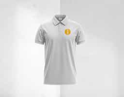 Camiseta modelo Polo , confeccionada em tecido piquet dust , pala com dois botões , acabamento interno com costura ombro a ombro , mangas curtas com punho .