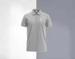 Camiseta modelo Polo , confeccionada em tecido piquet dust , pala com dois botões , acabamento interno com costura ombro a ombro , mangas curtas com punho .