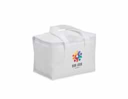 Bolsa térmica confeccionada em TNT, com capacidade aproximada de 6 litros, ideal para o transporte prático de alimentos e bebidas no dia a dia. Leve e de fácil manuseio, auxilia na conservação da temperatura por mais tempo. Seu formato funcional torna o produto versátil para diferentes ocasiões, sendo também uma alternativa adequada para ações promocionais e brindes corporativos.