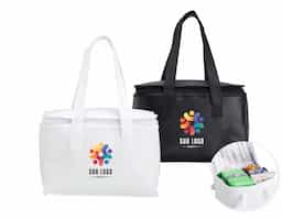Bolsa térmica confeccionada em TNT, com capacidade aproximada de 6 litros, ideal para o transporte prático de alimentos e bebidas no dia a dia. Leve e de fácil manuseio, auxilia na conservação da temperatura por mais tempo. Seu formato funcional torna o produto versátil para diferentes ocasiões, sendo também uma alternativa adequada para ações promocionais e brindes corporativos.