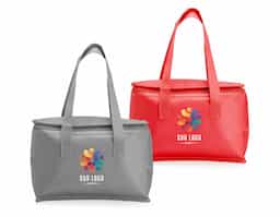Bolsa térmica confeccionada em TNT, com capacidade aproximada de 6 litros, ideal para o transporte prático de alimentos e bebidas no dia a dia. Leve e de fácil manuseio, auxilia na conservação da temperatura por mais tempo. Seu formato funcional torna o produto versátil para diferentes ocasiões, sendo também uma alternativa adequada para ações promocionais e brindes corporativos.