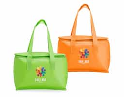 Bolsa térmica confeccionada em TNT, com capacidade aproximada de 6 litros, ideal para o transporte prático de alimentos e bebidas no dia a dia. Leve e de fácil manuseio, auxilia na conservação da temperatura por mais tempo. Seu formato funcional torna o produto versátil para diferentes ocasiões, sendo também uma alternativa adequada para ações promocionais e brindes corporativos.
