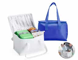 Bolsa térmica confeccionada em TNT, com capacidade aproximada de 6 litros, ideal para o transporte prático de alimentos e bebidas no dia a dia. Leve e de fácil manuseio, auxilia na conservação da temperatura por mais tempo. Seu formato funcional torna o produto versátil para diferentes ocasiões, sendo também uma alternativa adequada para ações promocionais e brindes corporativos.