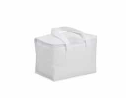 Bolsa térmica confeccionada em TNT, com capacidade aproximada de 6 litros, ideal para o transporte prático de alimentos e bebidas no dia a dia. Leve e de fácil manuseio, auxilia na conservação da temperatura por mais tempo. Seu formato funcional torna o produto versátil para diferentes ocasiões, sendo também uma alternativa adequada para ações promocionais e brindes corporativos.