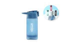 Squeeze plástico com capacidade de 550ml. Possui tampa rosqueável com bico de canudo, tampa protetora e botão de acionamento. Squeeze com acabamento fosco, detalhe emborrachado na parte inferior e alça para transporte.