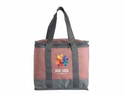 Bolsa térmica confeccionada em poliéster, com capacidade de 15 litros, ideal para conservar alimentos e bebidas por mais tempo. Possui alça de mão em nylon, que facilita o transporte e garante maior conforto no uso. Resistente e funcional, é uma excelente opção de brinde corporativo prático e de grande utilidade no dia a dia.