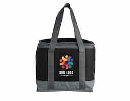 Bolsa térmica confeccionada em poliéster, com capacidade de 15 litros, ideal para conservar alimentos e bebidas por mais tempo. Possui alça de mão em nylon, que facilita o transporte e garante maior conforto no uso. Resistente e funcional, é uma excelente opção de brinde corporativo prático e de grande utilidade no dia a dia.