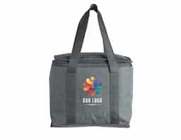 Bolsa térmica confeccionada em poliéster, com capacidade de 15 litros, ideal para conservar alimentos e bebidas por mais tempo. Possui alça de mão em nylon, que facilita o transporte e garante maior conforto no uso. Resistente e funcional, é uma excelente opção de brinde corporativo prático e de grande utilidade no dia a dia.
