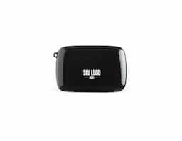 Fone de ouvido bluetooth com comandos touch e case carregador. Com lanterna e display de bateria, o case pode ser utilizado também como um power bank de baixa capacidade para emergências. Material plástico. Acompanham 2 pares de eartips em diferentes tamanhos, lanterna, alça e cabo USB.