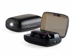 Fone de ouvido bluetooth com comandos touch e case carregador. Com lanterna e display de bateria, o case pode ser utilizado também como um power bank de baixa capacidade para emergências. Material plástico. Acompanham 2 pares de eartips em diferentes tamanhos, lanterna, alça e cabo USB.