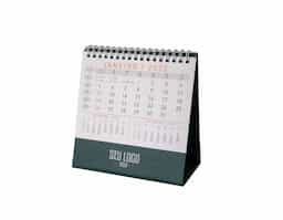Calendário de mesa 2026 confeccionado em papel couché 115g, com base rígida em percalux que garante maior durabilidade e estabilidade. Ideal para organização diária no ambiente de trabalho ou estudo, oferecendo visual prático e elegante.