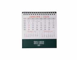 Calendário de mesa 2026 confeccionado em papel couché 115g, com base rígida em percalux que garante maior durabilidade e estabilidade. Ideal para organização diária no ambiente de trabalho ou estudo, oferecendo visual prático e elegante.