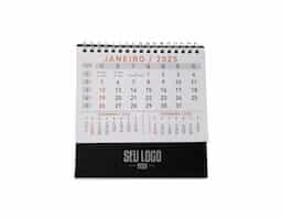 Calendário de mesa 2026 confeccionado em papel couché 115g, com base rígida em percalux que garante maior durabilidade e estabilidade. Ideal para organização diária no ambiente de trabalho ou estudo, oferecendo visual prático e elegante.