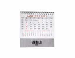 Calendário de mesa 2026 confeccionado em papel couché 115g, com base rígida em percalux que garante maior durabilidade e estabilidade. Ideal para organização diária no ambiente de trabalho ou estudo, oferecendo visual prático e elegante.