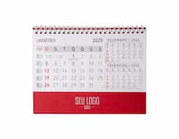 Calendário de mesa 2026 em papel couche 115g, base em percalux. Medidas dele montado 15,4x7,1x21,1cm