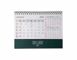 Calendário de mesa 2026 em papel couche 115g, base em percalux. Medidas dele montado 15,4x7,1x21,1cm