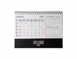 Calendário de mesa 2026 em papel couche 115g, base em percalux. Medidas dele montado 15,4x7,1x21,1cm