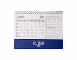 Calendário de mesa 2026 em papel couche 115g, base em percalux. Medidas dele montado 15,4x7,1x21,1cm
