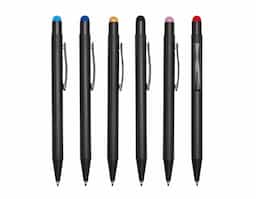 Caneta metálica com touch screen, carga esferográfica azul 1.0mm e acionamento por clique. Ao ser personalizada a laser, o corpo da caneta adotará a mesma cor da borracha touch, com a exceção da cor preta, que permanecerá em prata.