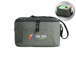 Bolsa térmica confeccionada em poliéster, com capacidade de 10 litros, pensada para uso prático e organização no dia a dia. Possui bolso frontal com fechamento em zíper, que facilita o acesso a itens complementares e mantém o conteúdo seguro. Conta com alça transversal em nylon, regulável e não removível, oferecendo conforto no transporte e liberdade de movimento. Seu design funcional favorece o uso recorrente, tornando-se um brinde corporativo versátil, associado a utilidade real, durabilidade e presença constante na rotina do usuário.