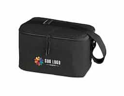 Bolsa térmica confeccionada em poliéster, com capacidade de 10 litros, pensada para uso prático e organização no dia a dia. Possui bolso frontal com fechamento em zíper, que facilita o acesso a itens complementares e mantém o conteúdo seguro. Conta com alça transversal em nylon, regulável e não removível, oferecendo conforto no transporte e liberdade de movimento. Seu design funcional favorece o uso recorrente, tornando-se um brinde corporativo versátil, associado a utilidade real, durabilidade e presença constante na rotina do usuário.