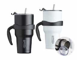 Caneca térmica de inox com capacidade para 800 ml, contém duas tampas, sendo uma acrílica com bocal, trava de segurança, e uma pequena tampa acoplada emborrachada para dissipação da temperatura, e a segunda tampa acrílica, contém compartimento que ao deslizar acessará ao bocal. Acompanha canudo de inox e escovinha de limpeza.