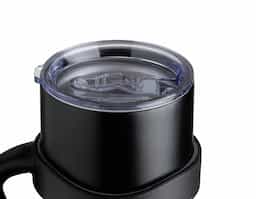 Caneca térmica de inox com capacidade para 800 ml, contém duas tampas, sendo uma acrílica com bocal, trava de segurança, e uma pequena tampa acoplada emborrachada para dissipação da temperatura, e a segunda tampa acrílica, contém compartimento que ao deslizar acessará ao bocal. Acompanha canudo de inox e escovinha de limpeza.