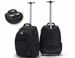 Mochila 27 litros com rodinhas e cadeado TSA. Possui padrão para bagagem de mão, conforme especificações ANAC (Agência Nacional de Aviação Civil) Confeccionada em nylon, contém alça revestida com espuma para um maior conforto, puxador retrátil com regulagem e botão acionador, alças para as costas escondidas no compartimento traseiro com zíper