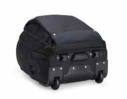 Mochila 27 litros com rodinhas e cadeado TSA. Possui padrão para bagagem de mão, conforme especificações ANAC (Agência Nacional de Aviação Civil) Confeccionada em nylon, contém alça revestida com espuma para um maior conforto, puxador retrátil com regulagem e botão acionador, alças para as costas escondidas no compartimento traseiro com zíper