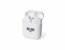 Fone de ouvido Bluetooth com comandos touch integrados e microfone para chamadas. Acompanha case carregador com fechamento magnético, permitindo recarga dos fones. Inclui cabo USB com conector Lightning para carregamento.