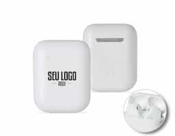 Fone de ouvido Bluetooth com comandos touch integrados e microfone para chamadas. Acompanha case carregador com fechamento magnético, permitindo recarga dos fones. Inclui cabo USB com conector Lightning para carregamento.