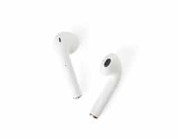 Fone de ouvido Bluetooth com comandos touch integrados e microfone para chamadas. Acompanha case carregador com fechamento magnético, permitindo recarga dos fones. Inclui cabo USB com conector Lightning para carregamento.