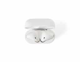 Fone de ouvido Bluetooth com comandos touch integrados e microfone para chamadas. Acompanha case carregador com fechamento magnético, permitindo recarga dos fones. Inclui cabo USB com conector Lightning para carregamento.