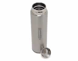 Garrafa térmica 500ml em inox com parede dupla, infusor e tampa rosqueável com detalhe em madeira.