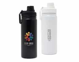 Garrafa térmica com infusor de bebidas, feita em inox 304de parede dupla com capacidade para 570ml. Tampa com alça para transporte e tampa de proteção para o bocal.