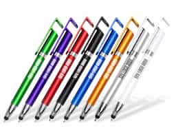 Caneta plástica com suporte para celular e ponteira touch screen. Carga esferográfica azul 1.0mm e acionamento por rotação.