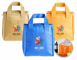 Bolsa térmica confeccionada em TNT, com capacidade de 7 litros, indicada para usos práticos no dia a dia e deslocamentos rápidos. Seu formato funcional permite acomodar alimentos e bebidas de forma organizada, atendendo necessidades cotidianas com leveza. Possui bolso frontal que amplia o espaço de armazenamento e facilita o acesso a itens complementares. A estrutura simples e eficiente favorece o uso recorrente, tornando-se um brinde corporativo versátil, de fácil aceitação e boa exposição de marca, associado à praticidade e utilidade real.