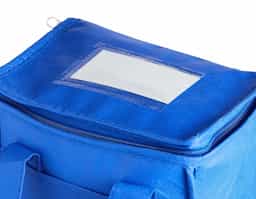 Bolsa térmica confeccionada em TNT, com capacidade de 7 litros, indicada para usos práticos no dia a dia e deslocamentos rápidos. Seu formato funcional permite acomodar alimentos e bebidas de forma organizada, atendendo necessidades cotidianas com leveza. Possui bolso frontal que amplia o espaço de armazenamento e facilita o acesso a itens complementares. A estrutura simples e eficiente favorece o uso recorrente, tornando-se um brinde corporativo versátil, de fácil aceitação e boa exposição de marca, associado à praticidade e utilidade real.